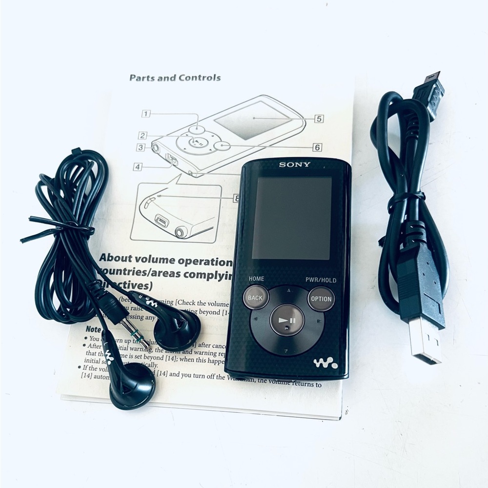 Sony Walkman NWZ-E384 Portable Media Player with Black Accessories 95% The New - Picture 3 of 8